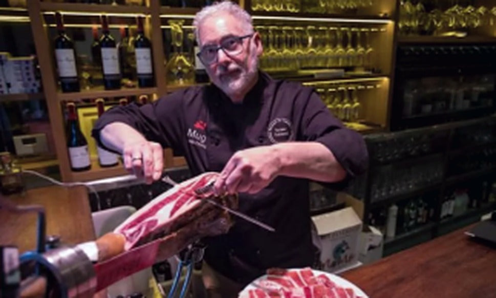 Cortador preparando jamón ibérico de bellota
